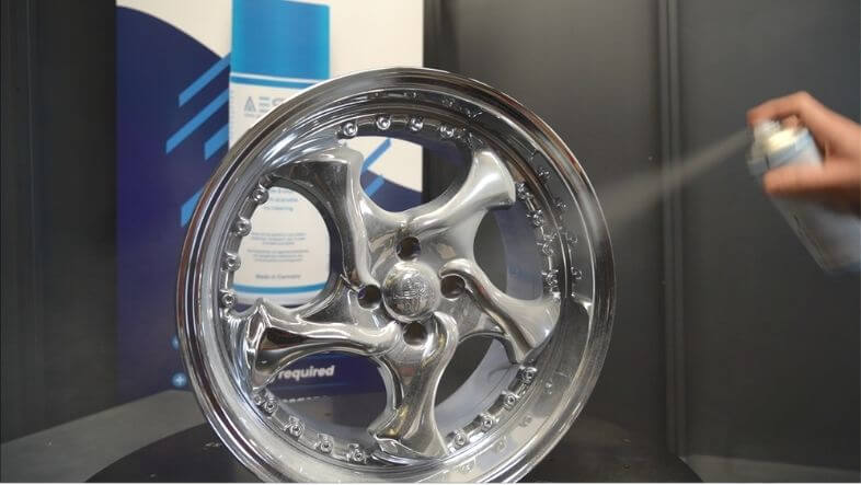 Parlak metal y&uuml;zeyde ışık yansıması &ndash; 3D tarama hatası &ouml;rneği